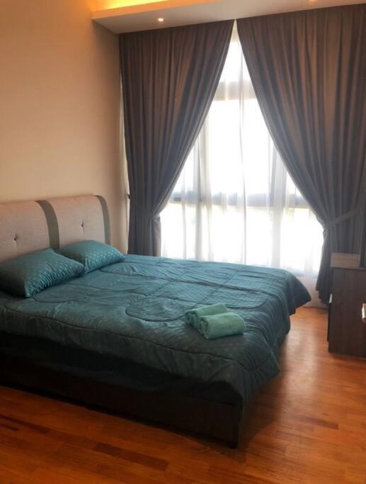 Paradigm New 5-6pax Johor Bahru
