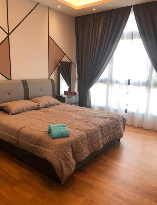Paradigm New 5-6pax Johor Bahru